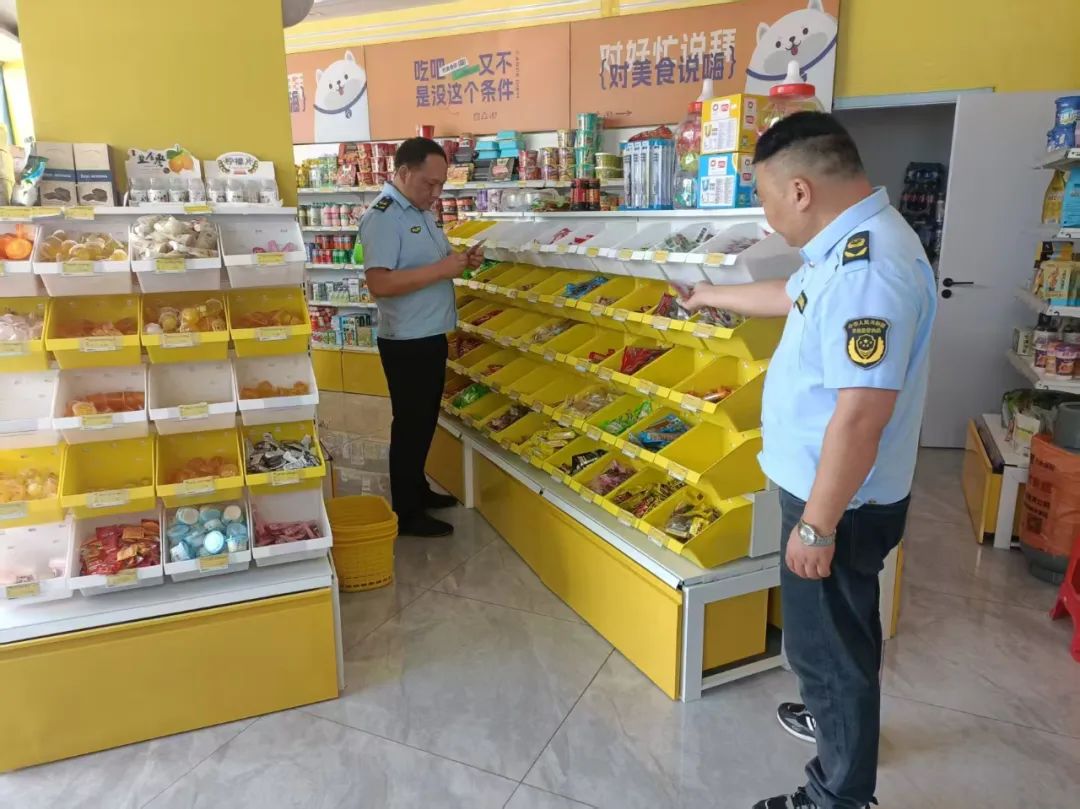 護航高考 崇陽縣市場監(jiān)管局開展預包裝及散裝食品安全專項檢查行動