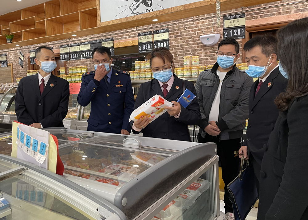 保護(hù)舌尖上的安全 福綿在行動(dòng)——玉林市、福綿區(qū)兩級(jí)檢察院聯(lián)合福綿區(qū)市場(chǎng)監(jiān)督管理局開展冷鏈?zhǔn)称穼ｍ?xiàng)檢查助力新冠疫情防控
